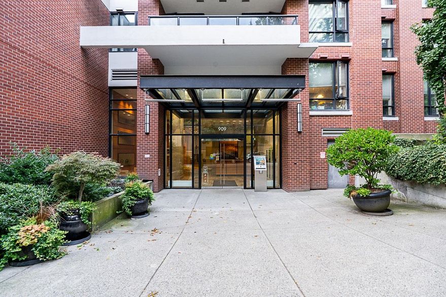 1708 909 Mainland Street