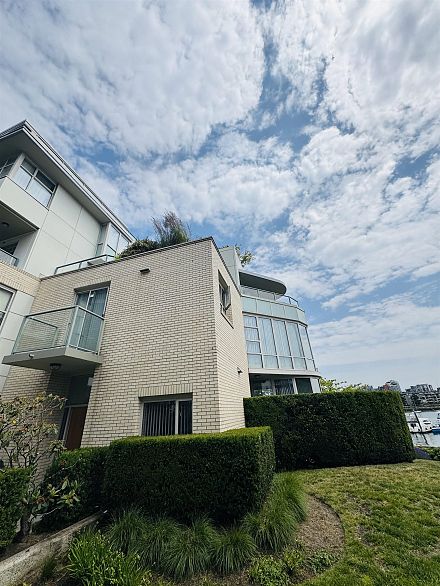 122 1228 Marinaside Crescent