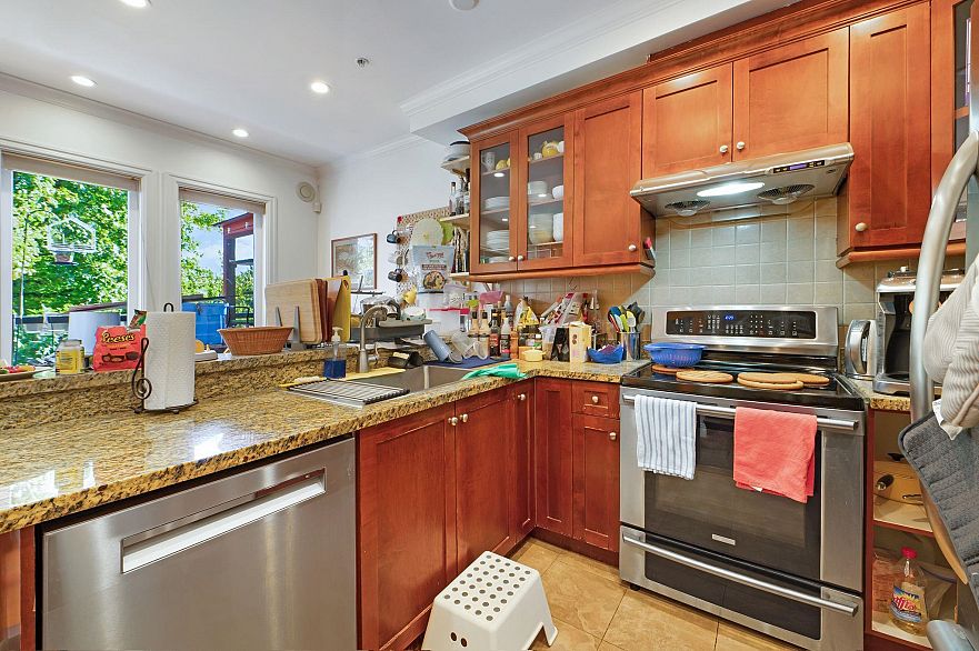 201 75 N Renfrew Street