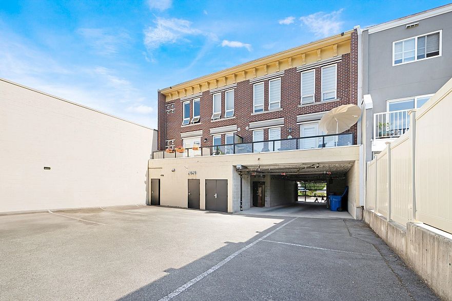 201 75 N Renfrew Street