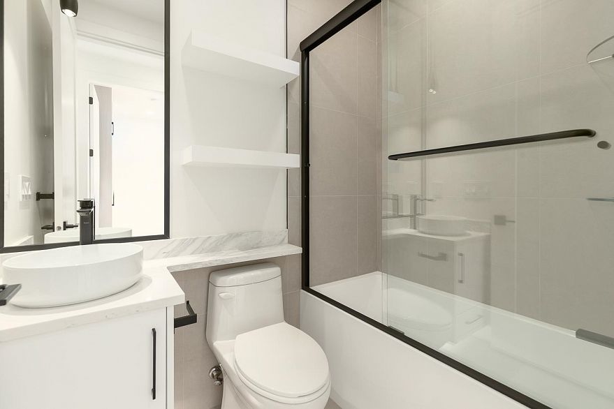 1 2658 Dundas Street