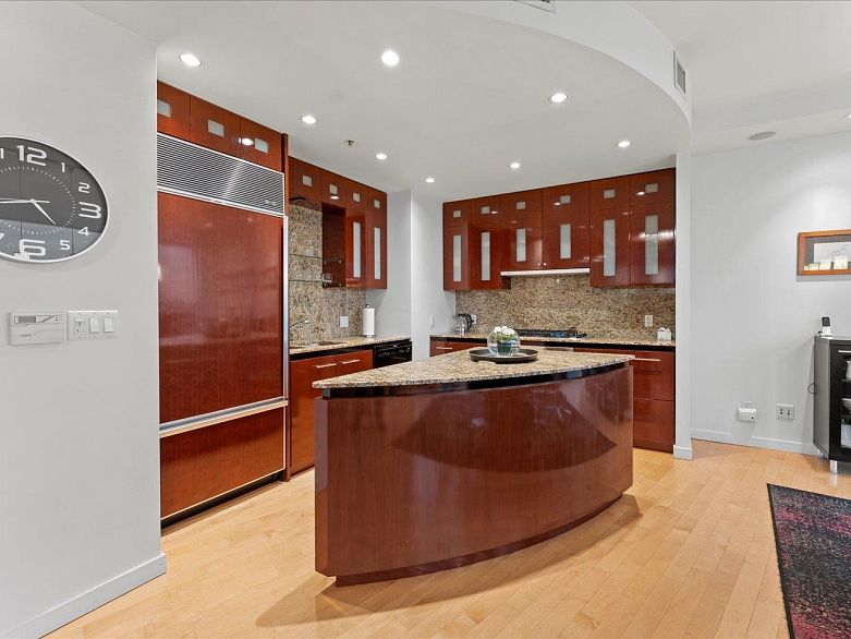 3704 938 Nelson Street