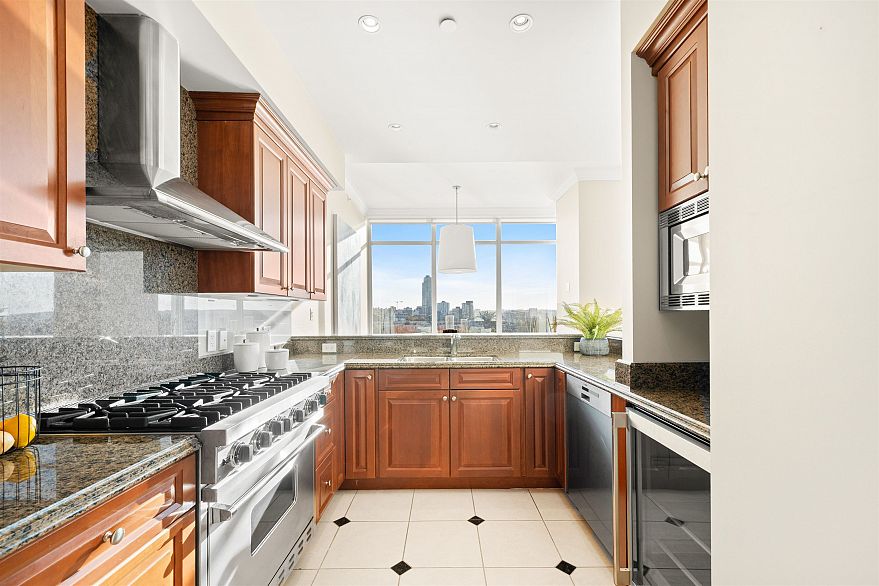 2002 1515 Homer Mews