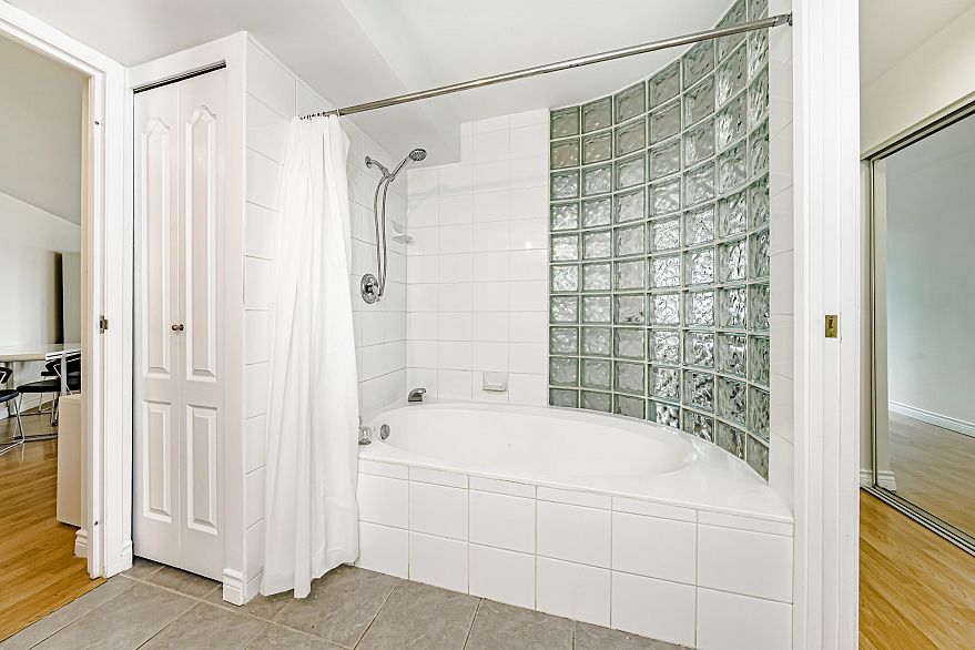 1405 1020 Harwood Street