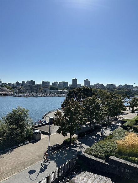 122 1228 Marinaside Crescent