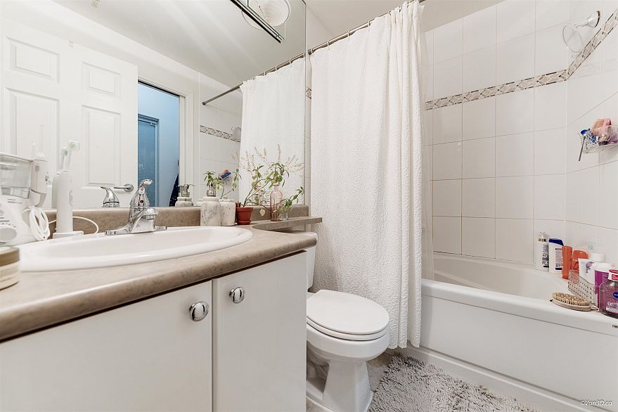 2104 928 Richards Street