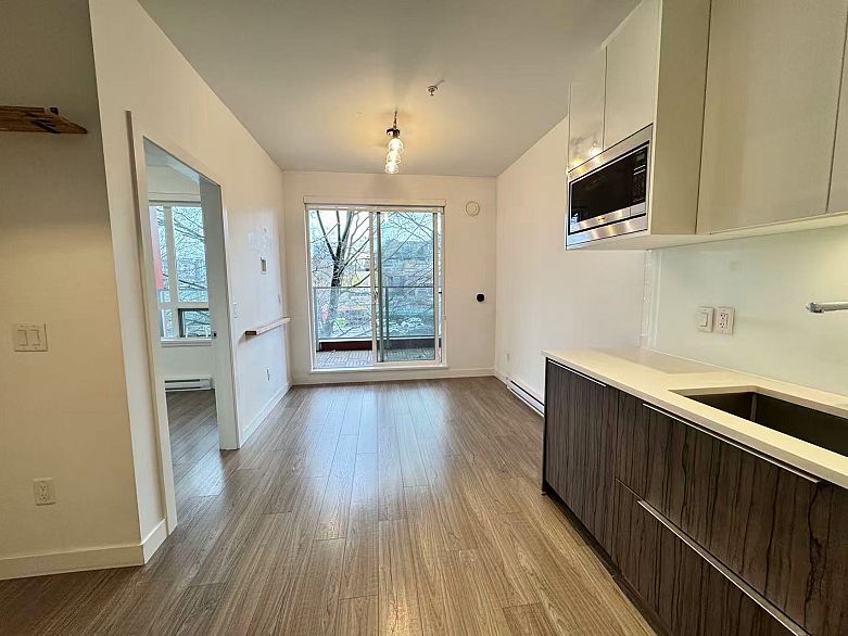 303 379 E BROADWAY STREET, Vancouver BC V5T 1W6