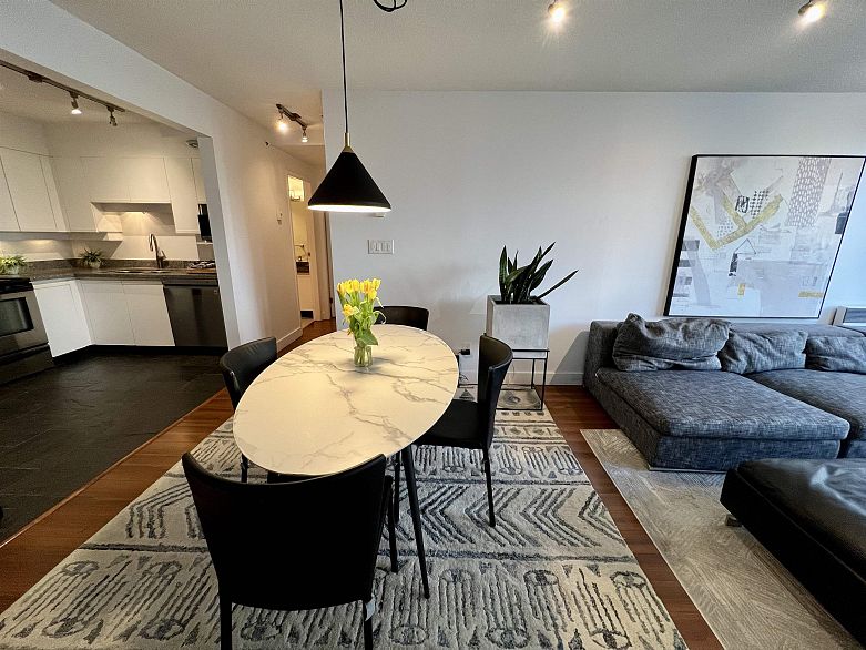 807 950 Cambie Street