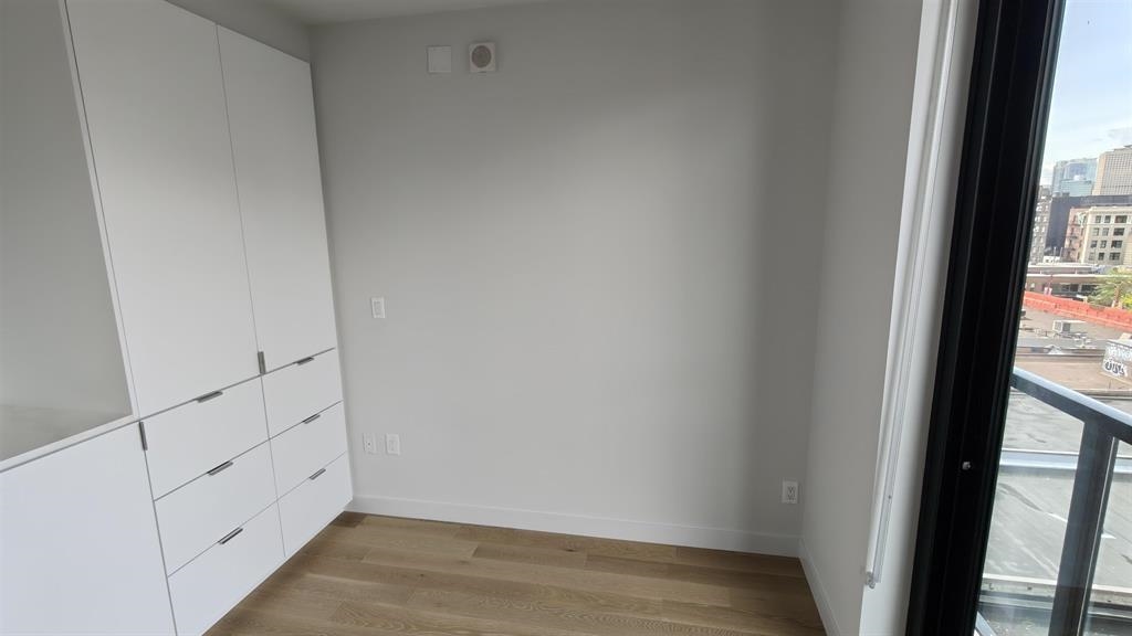 602 239 Keefer Street