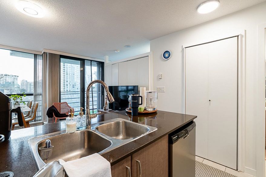 1708 909 Mainland Street