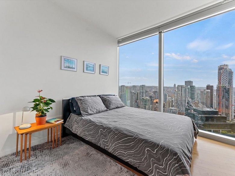 3704 938 Nelson Street