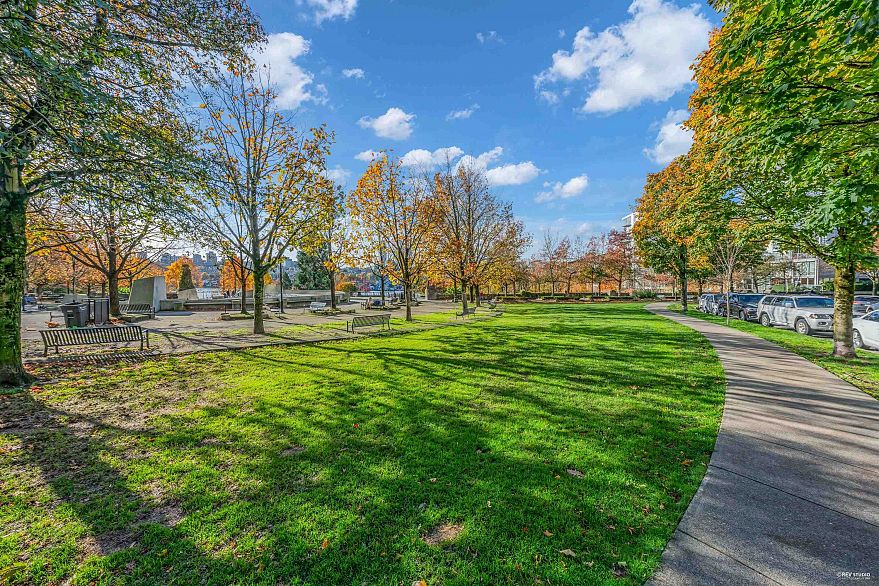 607 583 Beach Crescent