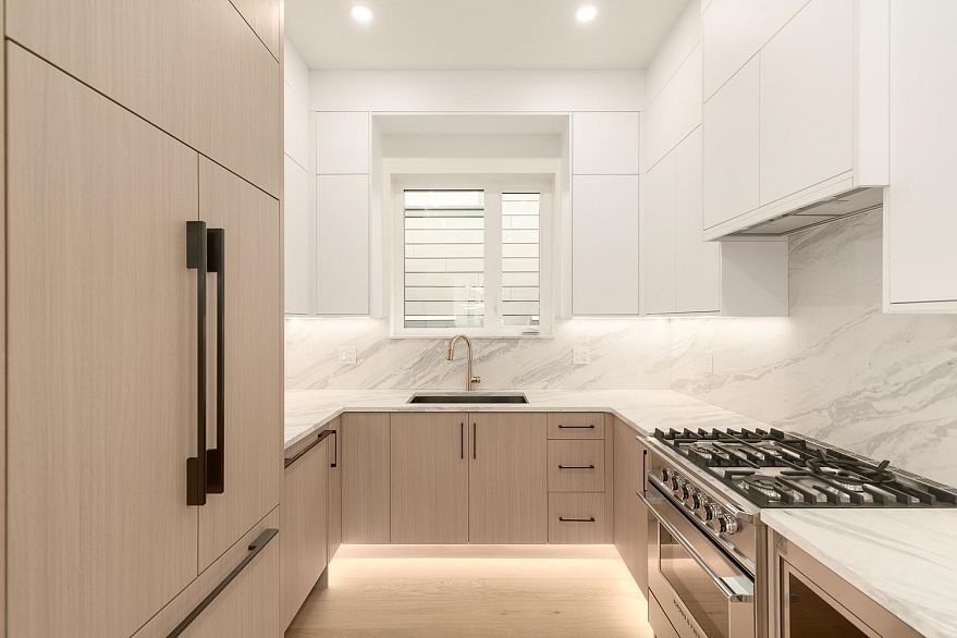 1 2658 Dundas Street