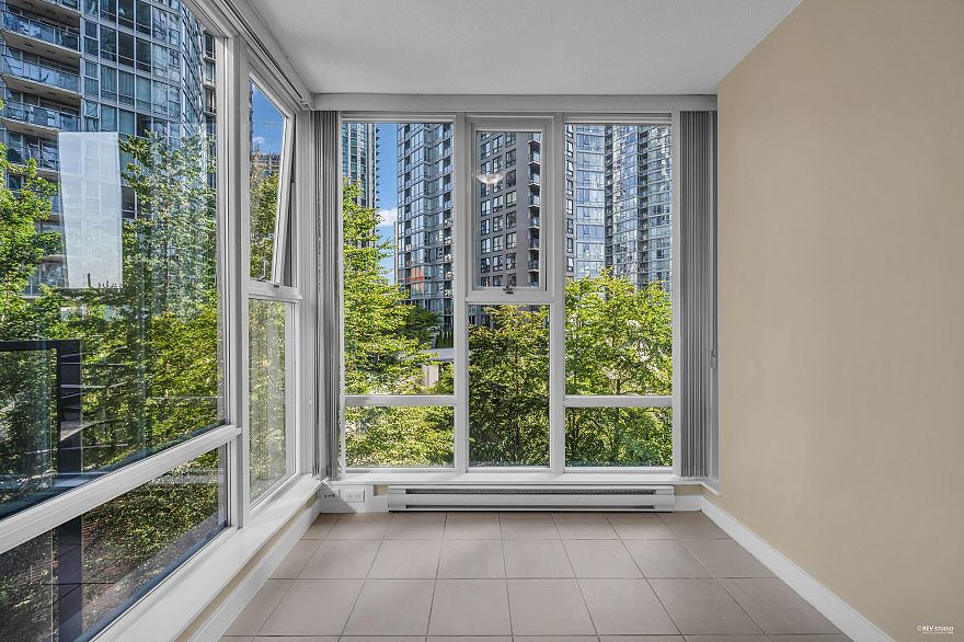 607 583 Beach Crescent