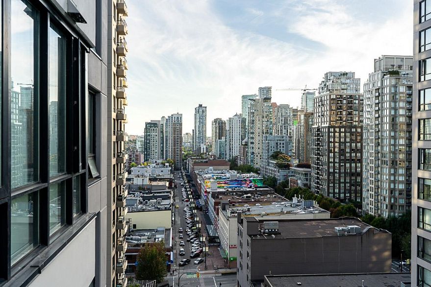 1708 909 Mainland Street