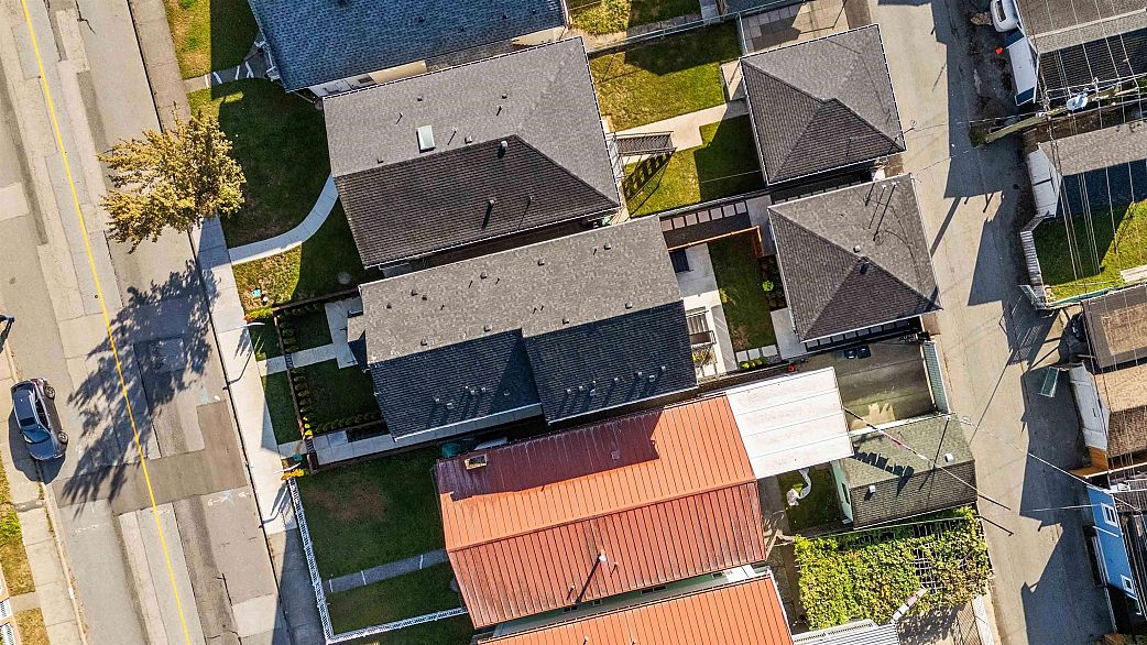 1 2658 Dundas Street