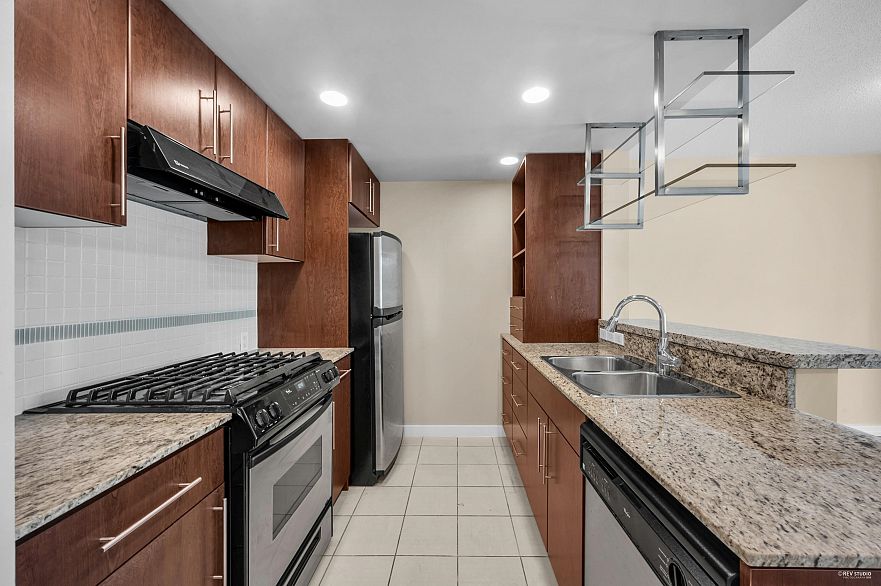 607 583 Beach Crescent