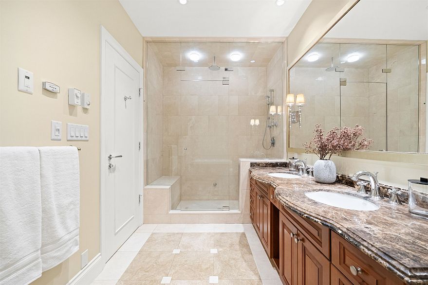 2002 1515 Homer Mews