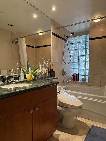 122 1228 Marinaside Crescent