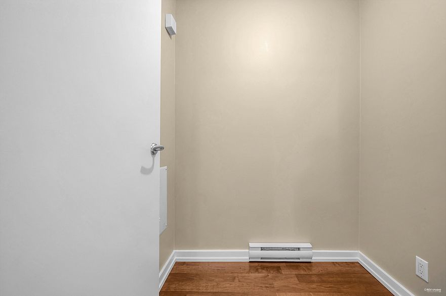 607 583 Beach Crescent