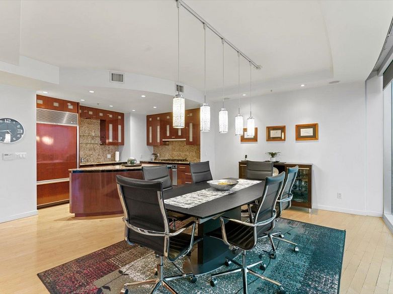 3704 938 Nelson Street