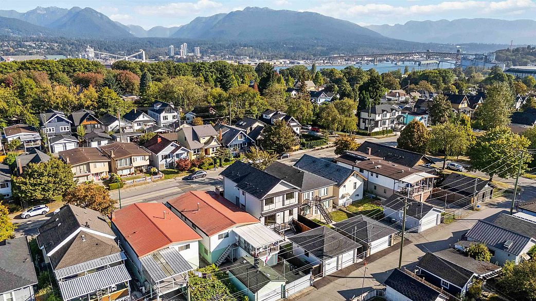 1 2658 Dundas Street