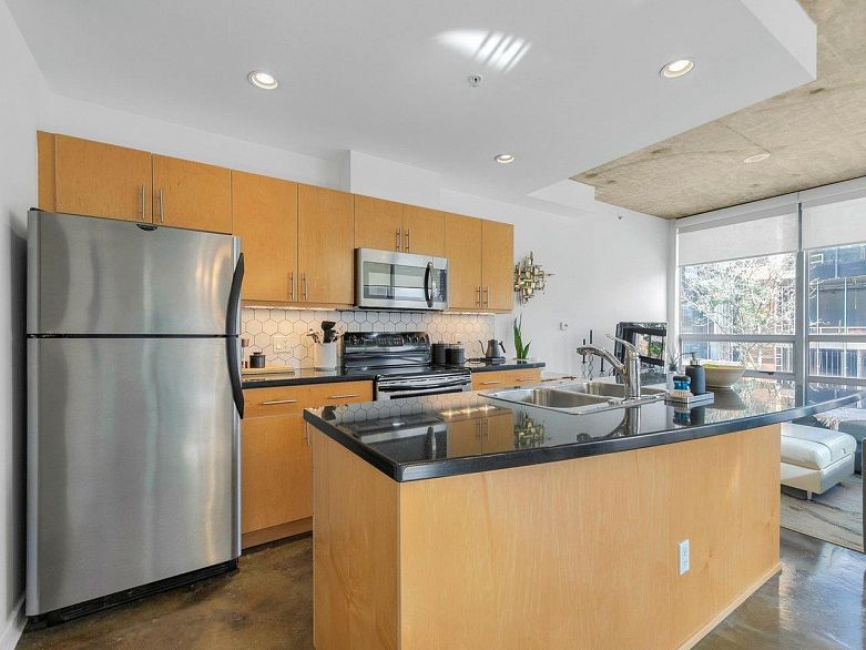 306 919 Station Street