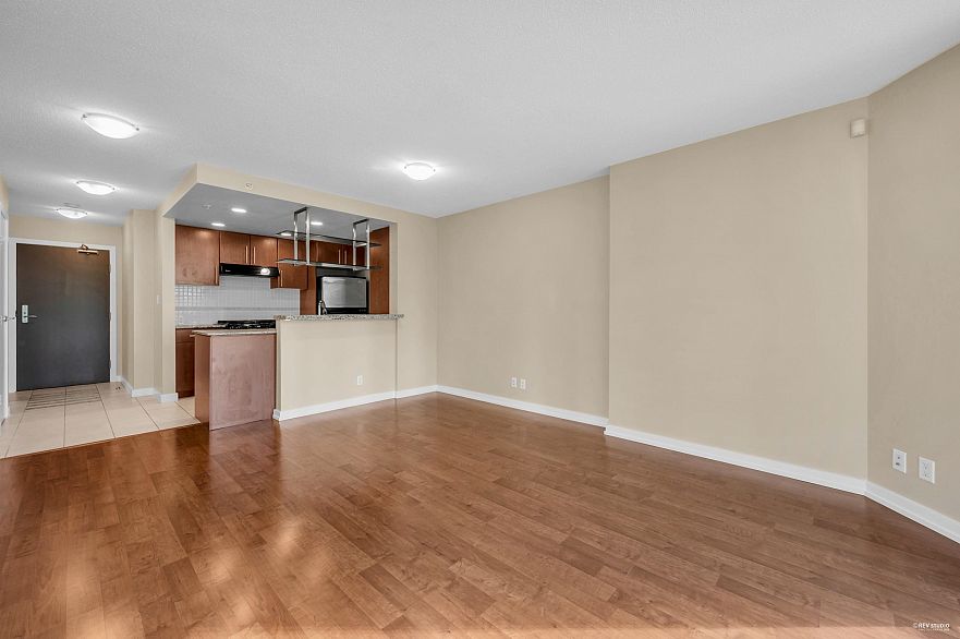 607 583 Beach Crescent