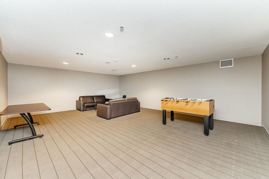 1708 909 Mainland Street