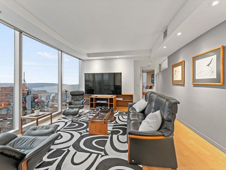 3704 938 Nelson Street