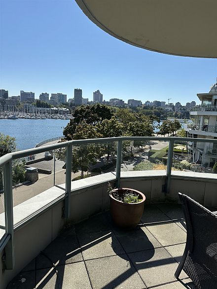 122 1228 Marinaside Crescent