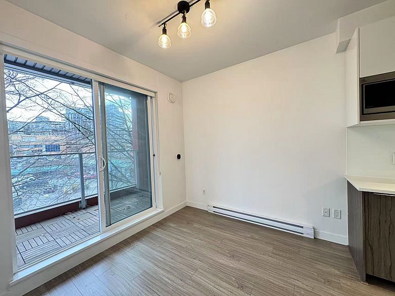 303 379 E BROADWAY STREET, Vancouver BC V5T 1W6