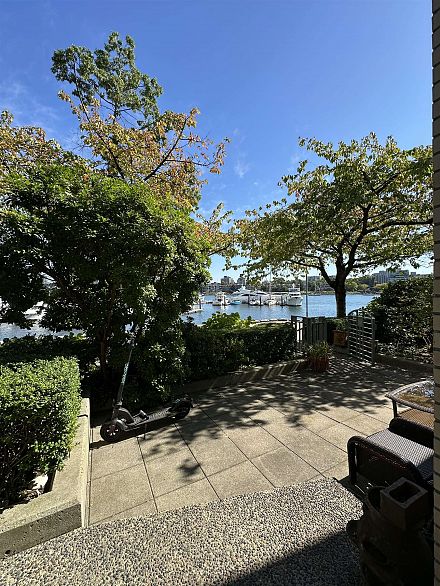 122 1228 Marinaside Crescent