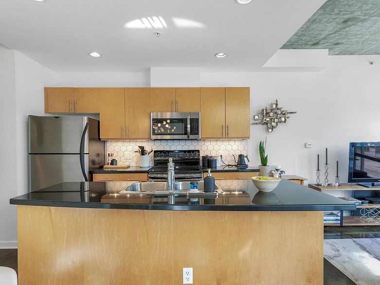 306 919 Station Street