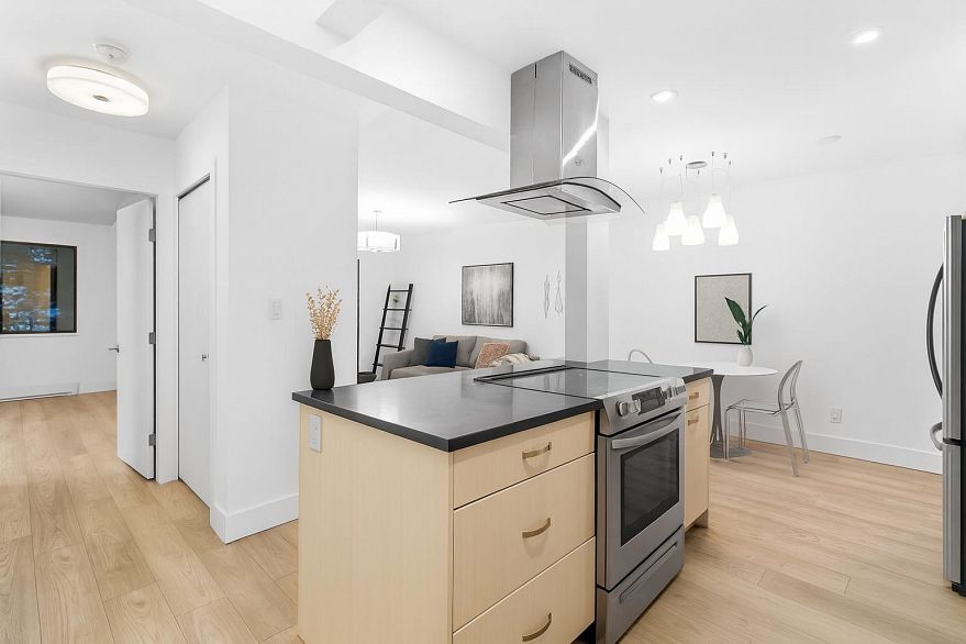 202 1422 E 3rd Avenue