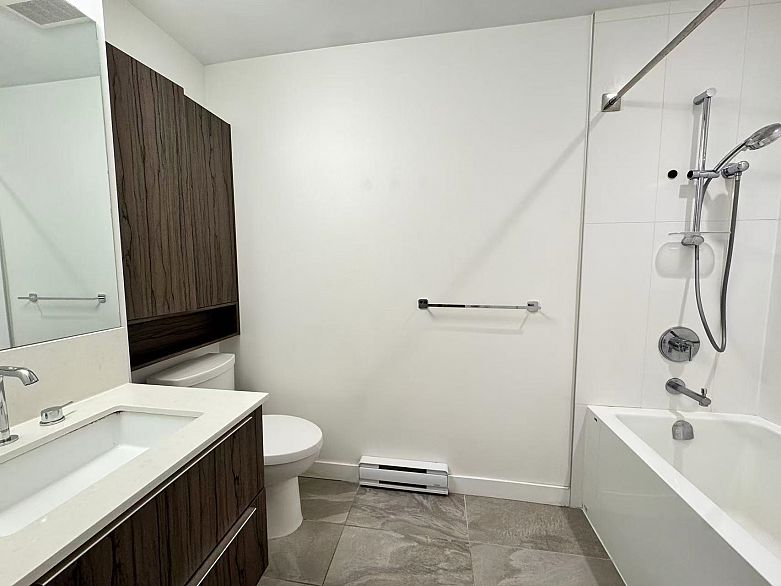 303 379 E BROADWAY STREET, Vancouver BC V5T 1W6