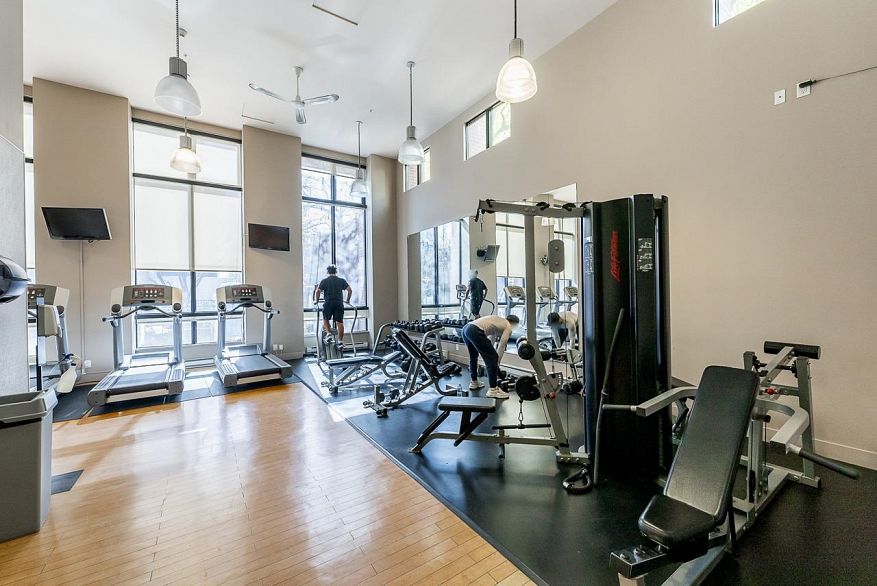 1708 909 Mainland Street