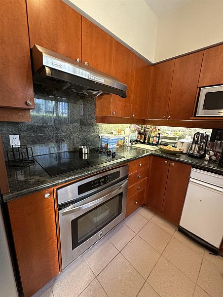 122 1228 Marinaside Crescent