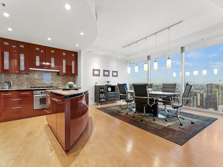 3704 938 Nelson Street