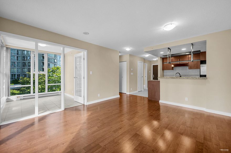 607 583 Beach Crescent