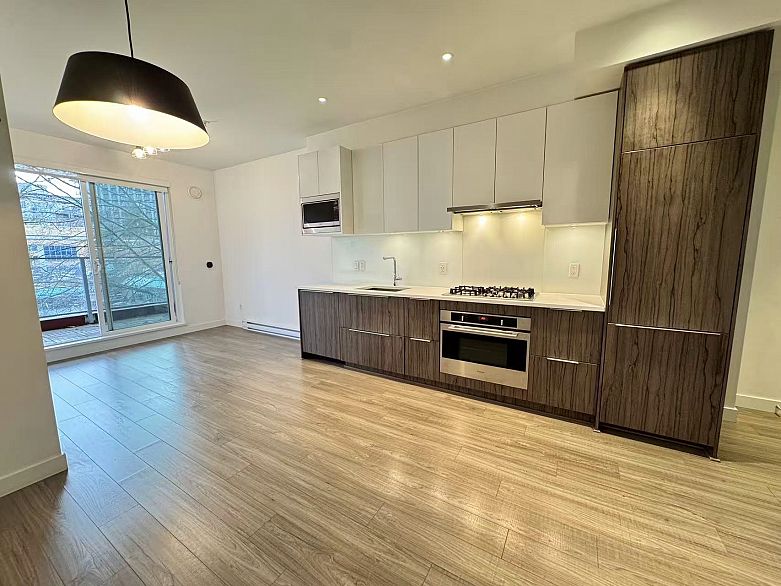 303 379 E BROADWAY STREET, Vancouver BC V5T 1W6