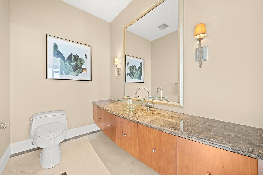 2002 1515 Homer Mews