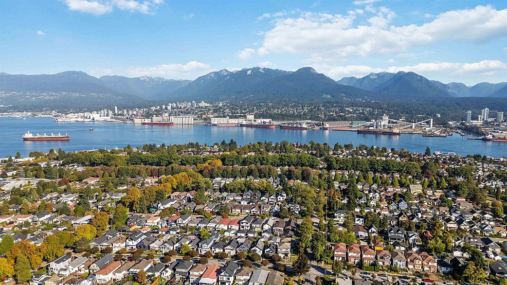 1 2658 Dundas Street