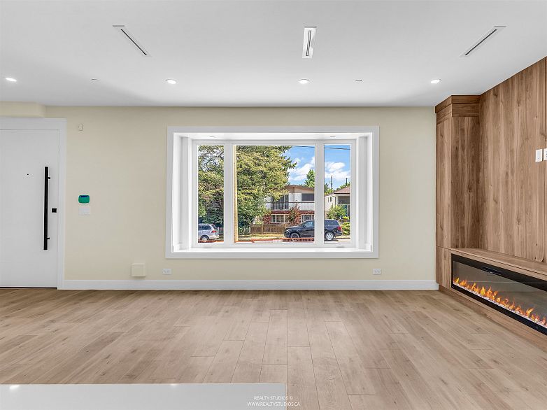 1 5221 Clarendon Street