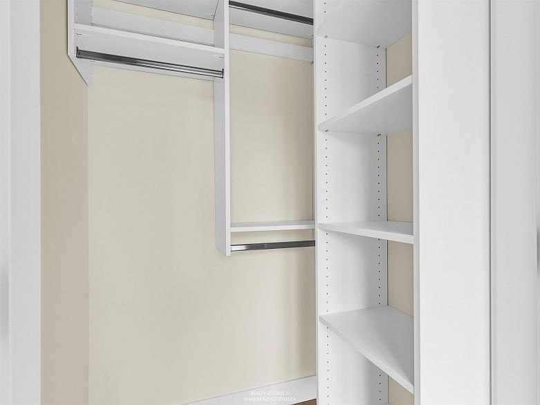 1 5221 Clarendon Street