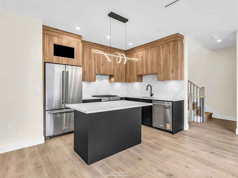 1 5221 Clarendon Street