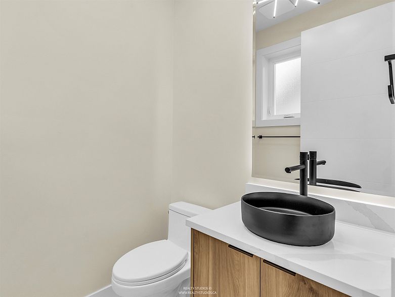 1 5221 Clarendon Street