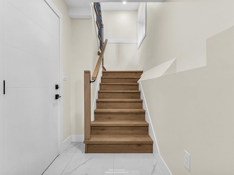 1 5221 Clarendon Street