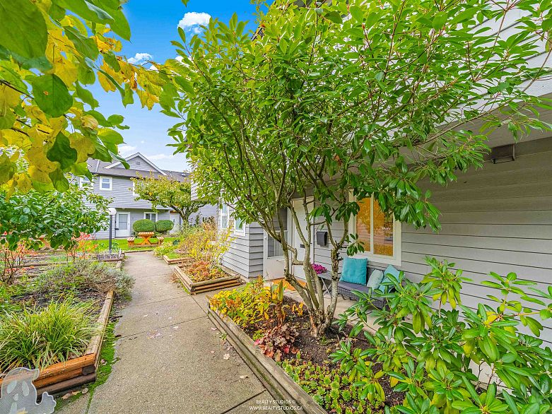 12 1255 E 15th Avenue