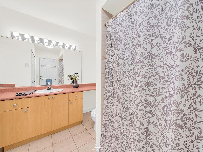 12 1255 E 15th Avenue